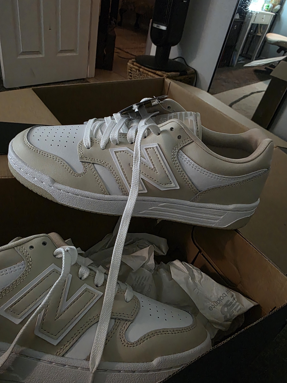 BRAND NEWNew Balance Men's 9 Womens 10.5 Classic Low-Top Sneakers in White/Beige